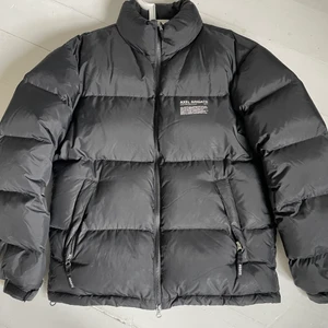 Axel Arigato jacka  - Axel arigato jacka, storlek S, passar båda tjej och kille! Jättefint skick 