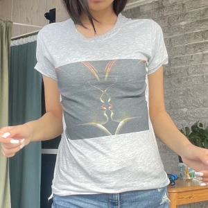 Gray shirt kissing picture - Almost new