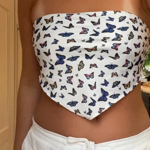 Fjärilstopp🦋 - En jättesöt fjärilstopp, band medföljer som lätt kan sättas dit på toppen🦋🦋 toppen är från bikbok. Köparen står för frakten!