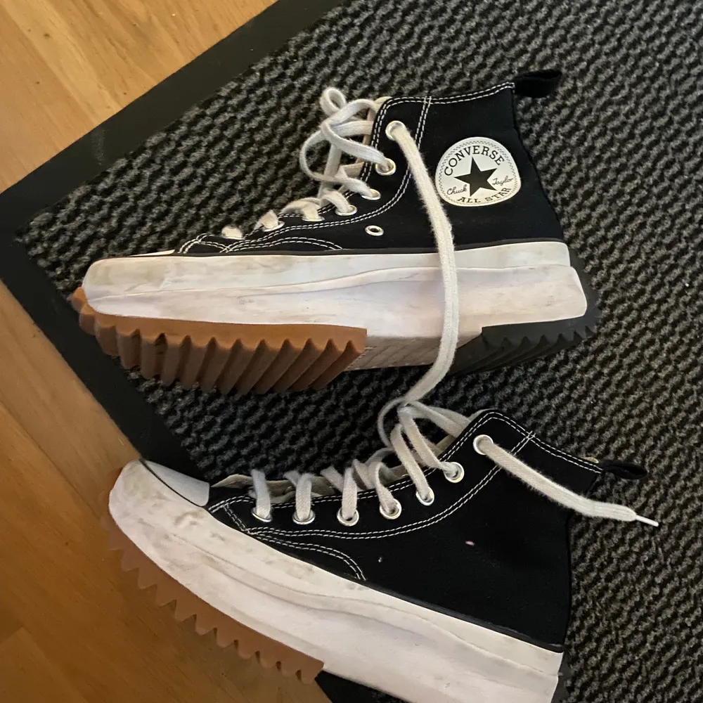 Säljer mina run star hike converse på grund utav att jag inte använder de längre. Köpte de förra året vid sommar men har it använt den denna år. Säljer de för cirka 950 kr. Pris kan diskuteras. Värkar lite smutsiga men kommer tvätta de. Skor.