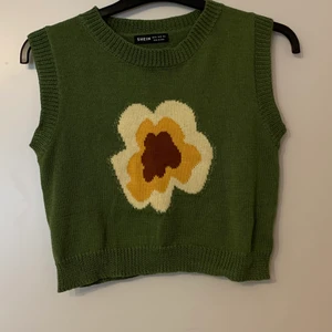 Stickad topp - Stickad croppad topp, lånad bild på sista🌼