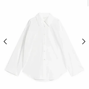 Vit skjorta från arket - Storlek 40. Aldrig använd. Vida ärmar. Nypris 590kr 