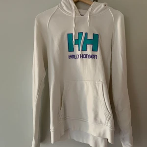 Huvtröjor  - Vit huvtröja med Helly Hansen tryck på. Storlek L ( känns mer som storlek M)  Möts upp eller står du som köpare för frakten