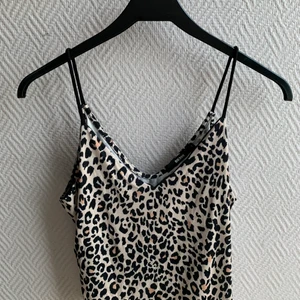 Linne leopard - Linne leopardmönster storlek S. Aldrig använd