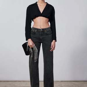 Zara mid Rise straight jeans i grå. Köpta på Plick men passar inte längre. Dom är uppsydda några centimeter.