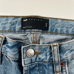 Jeans  - Säljer då mina jeans pga att dom är försmå i höfterna. Dom är från ASOS och den riktiga färgen sen nu på första bilden. Dom är tighta uppe vid låren och pösiga vid vaderna. Dom är också typ oanvända och pris kan diskuteras! 