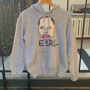 Earl Sweatshirt tjocktröja. Använd max ett par gånger. Trots det är trycket något slitet. Väldigt skön med gosigt material på insidan. Används inte då jag köpte fel storlek. Jag skulle säga att den är mindre än M, snarare S