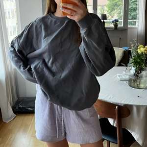 Sweatshirt - Grå sweatshirt från HM, ganska oversized. Frakt tillkommer 