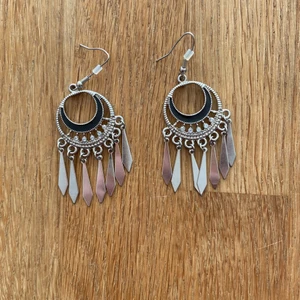 Örhänge  - Coola örhängen som är helt oanvända, säljer dom för endast 18kr 