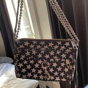 Stjärnväska  - Stjärnväska från Rebecca minkoff, fint skick lite skavd på vissa stjärnor. Äkta och dustbag medföljer! Kan mötas i Stockholms området eller skicka