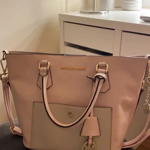 Handväska - Säljer denna ljusrosa väskan, köpt utomlands för länge sedan. Ej äkta men rymlig och bra kvalitet. ‼️Tryck inte på köp direkt.