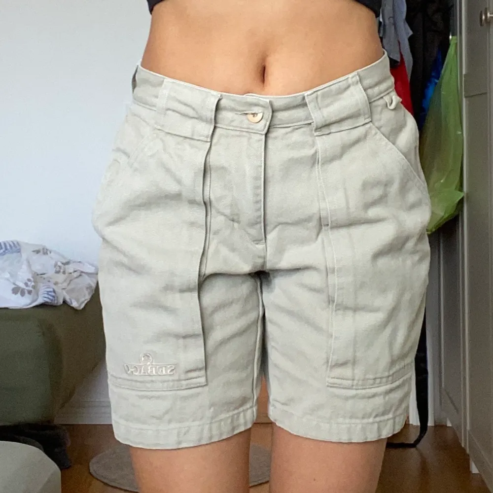 Skit snygga märkes Cargo shorts! Jätte bra kvalite och i väldogt fint skick! Köpte i Frankrike dyrt💕 Storlek: xs men passar mig som är s Pris går att diskutera!. Shorts.