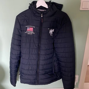 Säljer vinterjacka i storlek M - Säljer en vinterjacka i fint skick av märket vinson polo club storlek M