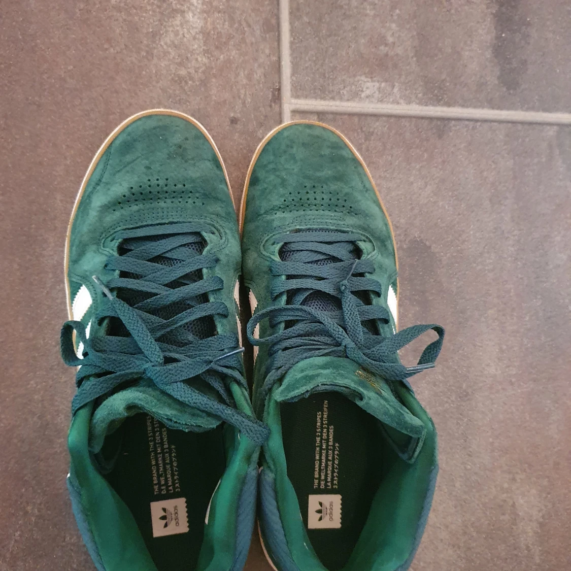 Grönvita adidasskor - 90