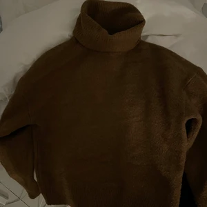 Brun stickad tröja  - Brun stickad tröja med polokrage 