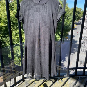 Svart klänning  - Svart t-shirt klänning med dubbla lager, nästan aldrig använd. Vet inte vart den är köpt.