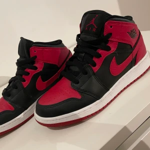 Jordans 1 mid  - Ett par helt nya jordans 1 mid i väldigt god skick. Har använt de ett par gånger och de har  creasat lite men är inget som syns. Köptes för 2100kr säljs nu för 1100kr. Pris kan diskuteras vid snabb affär. 