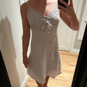 Beige klänning - En beige klänning i linne! Så snygg klänning som går till knäna ungefär, passar perfekt att bara ha eller ha under en tröja🤍🙌🏽🌸