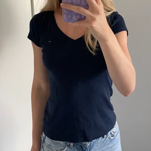 Tommy Hilfiger t-shirt  - V-ringad Tommy Hilfiger t-shirt i fint skick. Knappt använd. Storlek xs/s. 