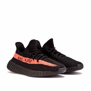 Yeezy 350 V2 CORE BLACK/RED - Kvitto finns. Den mest hype Yeezy 350 V2 colorwayen! Deadstock från addidas confirmed!✅ 🤝double boxed med spårning🤝 44/US10