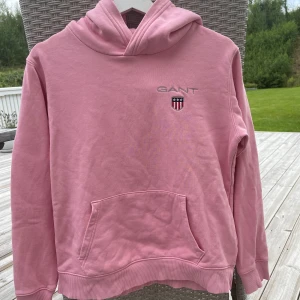Gant hoodie strl 170 - Fin tröja, hel och ren,bortsett från liten fläck insida ärm(se bild). Tvättad i parfymfritt tvättmedel. Säljs pga kommer inte till användning. Köparen står för frakten