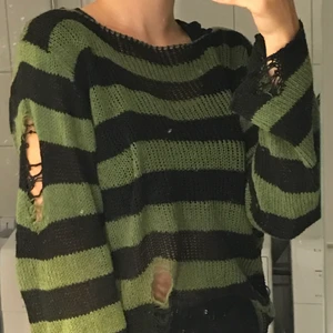 Sweater - En tröja med håll som jag inte använder✌🏼💞