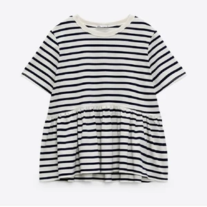 Randig volang tröja - Fin zara tröja nästan oanvänd, kommer inte till användning, 100kr+frakt, min storlek är XS men köpte den som s (kan nog användas som m , men inte säker)