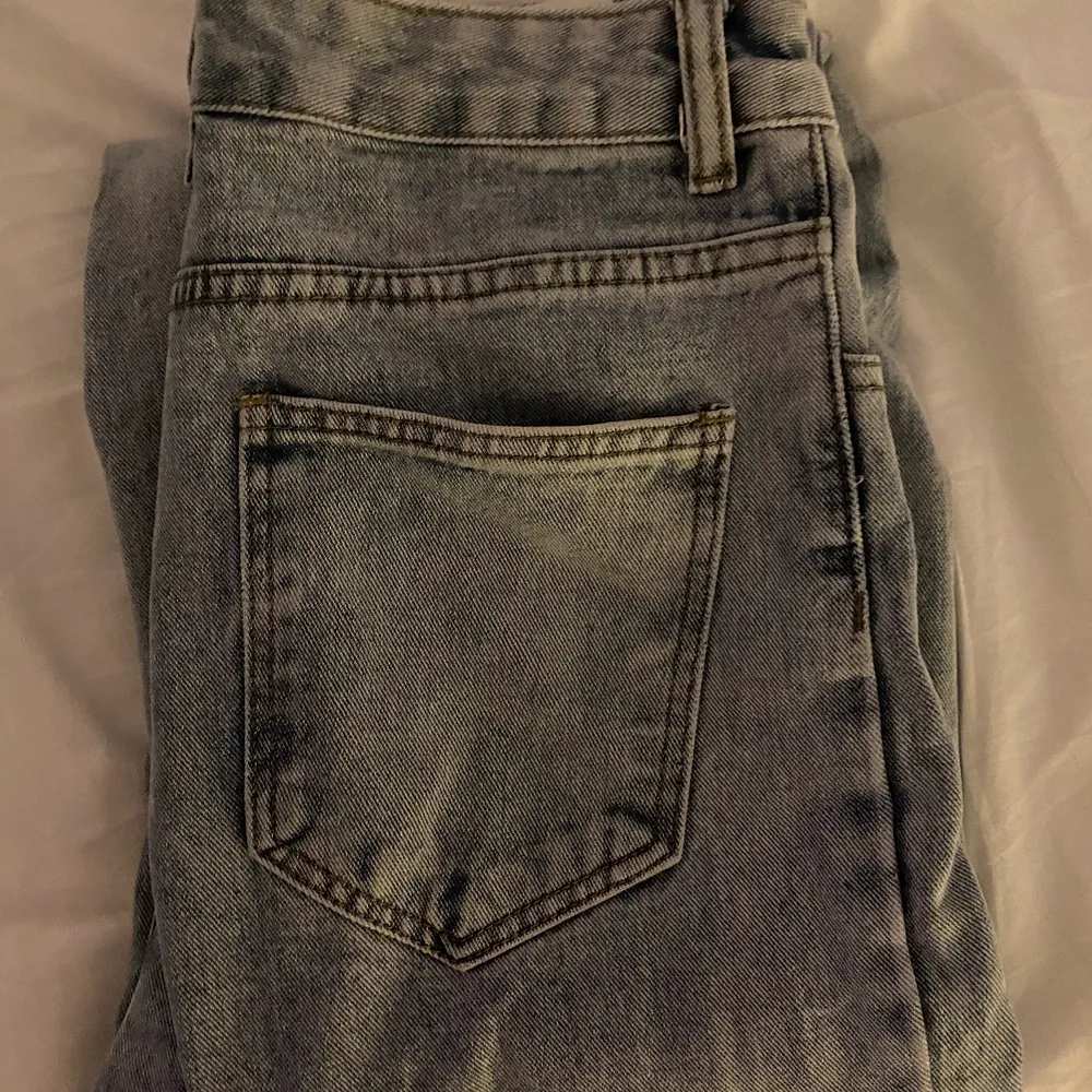 köp inte direkt! Ett par högmidjade jeans från Shein. Super bra material och långa i modellen! pris kan diskuteras💕 (köparen står för frakt). Jeans & Byxor.