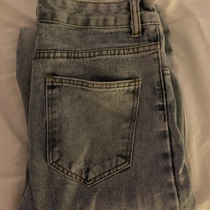 jeans - köp inte direkt! Ett par högmidjade jeans från Shein. Super bra material och långa i modellen! pris kan diskuteras💕 (köparen står för frakt)