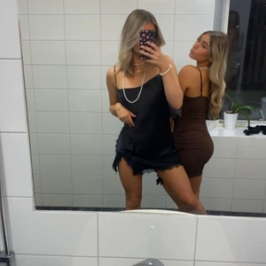 svart klänning - svart klänning som sitter jätte bra på kroppen! nypris var 500 kr och jag har bara använt den en gång så nyskick