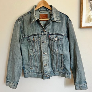 Jeansjacka Levi’s  - Jeansjacka från Levi’s. Blå med fyra fickor. Dam strl M. Nyskick.☺️