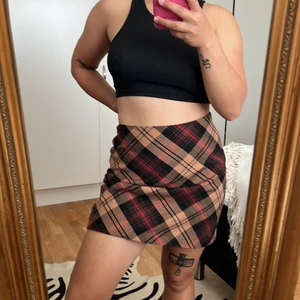 Rutig kjol - En söt rutig kjol, lite stor i midjan för mig så passar storlek s-m. Den är lite tjockare i materialet