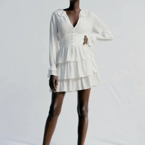 Zara Klänning - Helt oanvänd klänning med prislappen kvar. Storlek S och är true to size. Slutsåld på Zaras hemsida! 200 kr + frakt ❤️❤️ tryck på kontakta mig 🥰