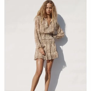 Zara klänning - Säljer denna jättefina slutsålda klänningen ifrån zara! Den är i storlek S och i fint skick