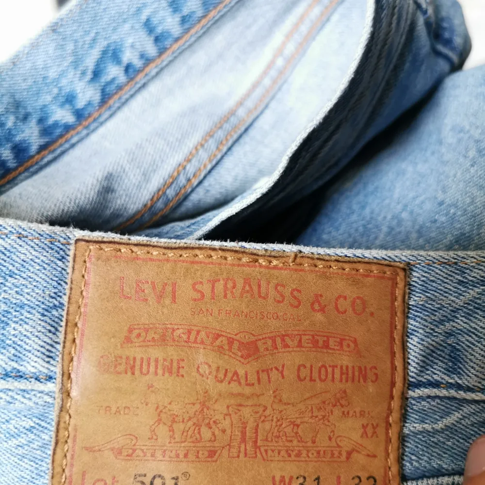 Levi's jeans i bra skick, inget slitage. Köpta 2020. Jag är 187 cm lång. Tveka inte att skriva om ni har frågor.. Jeans & Byxor.