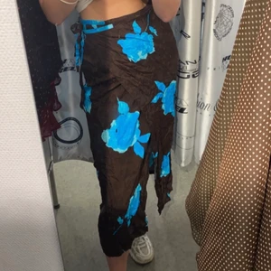 Långkjol från humana  - Ännu en goding jag måste släppa taget om pga äger för många kjolar. Det är en superskön omlottkjol som är köpt på humana. 