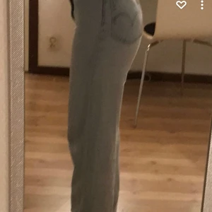 Äkta Levi’s jeans  - Säljer ett par äkta Levi’s jeans då dom inte kommer till andvändning längre, ganska väl andvända!❤️❤️ köpte för 1300kr säljer för 300kr plus frakt❤️