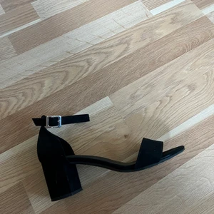 Svarta klackar  - Säljer dessa klackskor som inte används 🌸 Fint skick 