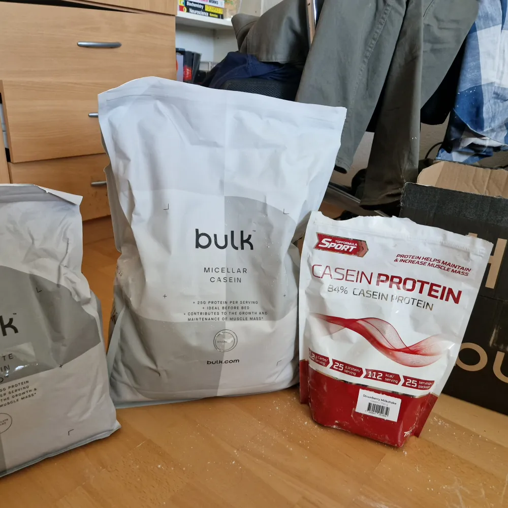 En skopa har använts i varje proteinpulver. Nypris är 1207 kr, extra påse ingår. Kom in i denna veckan men jag upptäckte att jag inte tål mjölkprotein och säljs vidare istället. Båda smakar riktigt bra och bra för de som vill ta nästa steg i sin träning.. Övrigt.