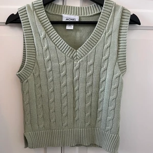 Grön väst - En grön stickad väst från monki i storlek xs. Aldrig använd, endast provad. Funkar att ha bara som den är eller med en t-shirt under.💕