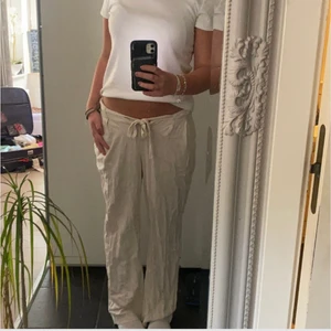 Lågmindjade linnebyxor  - Säljer nu dessa så fina lågmidjade linnebyxorna💞 säljer för 299. Passar mig som är runt 170 och dom är storlek M.