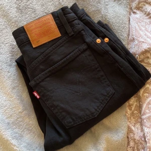 LEVIS jeans - Hej! Säljer dessa levis jeansen som aldrig kommit till användning. mellanmidjande med knappar i gylf. stl W25 L28