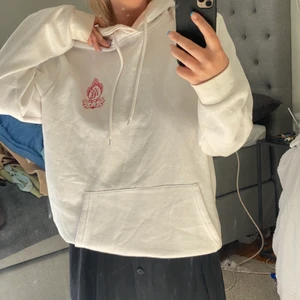 YOURTURN vit hoodie  - Supermysig vit luvtröja i strl XL som köptes för ca ett år sedan från zalando (350kr). Bekvämt material på insidan & har ett tryck på ryggen (se sista bilden). Tröjan är i bra skick och har inte använts mycket! 