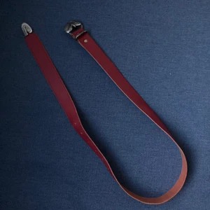 Red snake belt - litet bälte i rött läder med buckle i metall i form av orm 