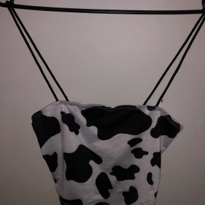 Ko-mönstrad top - Aldrig använd, för stora band som inte går att spänna in på mig som normalt har XS/34 men med väldigt liten byst. Tvättad.