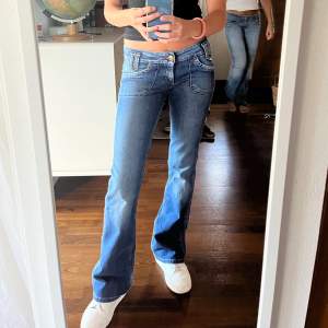 As snygga lågmidjade vintage Lee jeans med jätte fina detaljer. Budgivning om många är intresserade💕  ❣️❣️MÅNGA INTRESSERADE SÅ LÄGG HÄRNA BUD❣️❣️