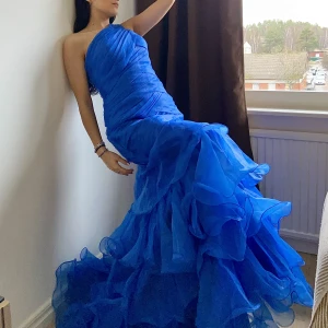 Blå balklänning  - Blå balklänning i Storlek S Använd 1 gång. 