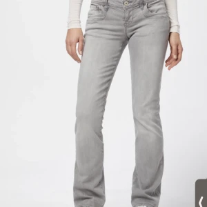 LTB jeans💕 - Super fina lågmidjade jeans. Säljer dom pågrund av att dom var för stora! Endast använda en gång (när jag testade dom) Köpta här på Plick och öppen för o byta i storlek 27/34!❤️