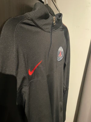PSG zipup  - Säljer denna PSG kofta då den är för liten för mig tröjan är i perfekt skick och letar efter en ny ägare.