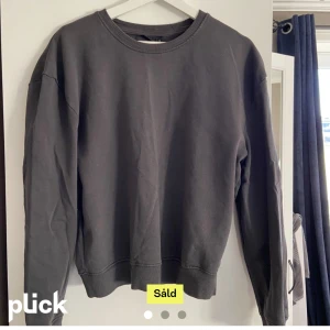 Säljer grå sweatshirt  - Säljer nu min gråa sweatshirt för att den inte riktigt är min stil, köpte den här på Plick innan( lånad bild)! använd någon gång bara, fint skick!💗